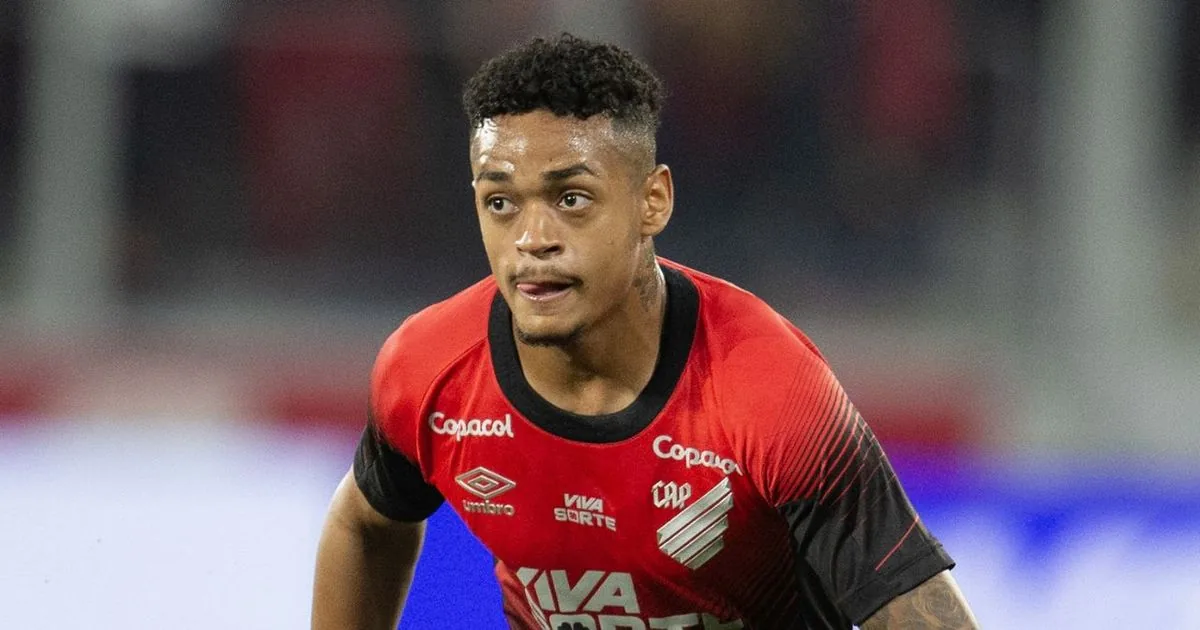 Quem é Léo Derik, jogador do Athletico condenado a 13 anos de prisão por estupros contra ex