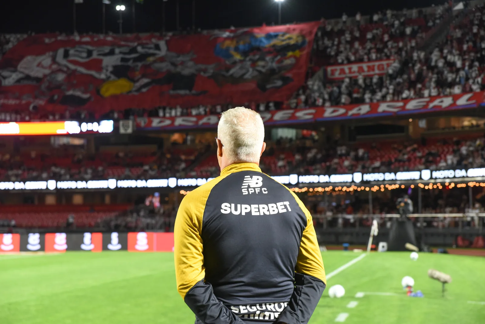 São Paulo empata com Coritiba e chega a nove jogos sem vitória no Brasileirão