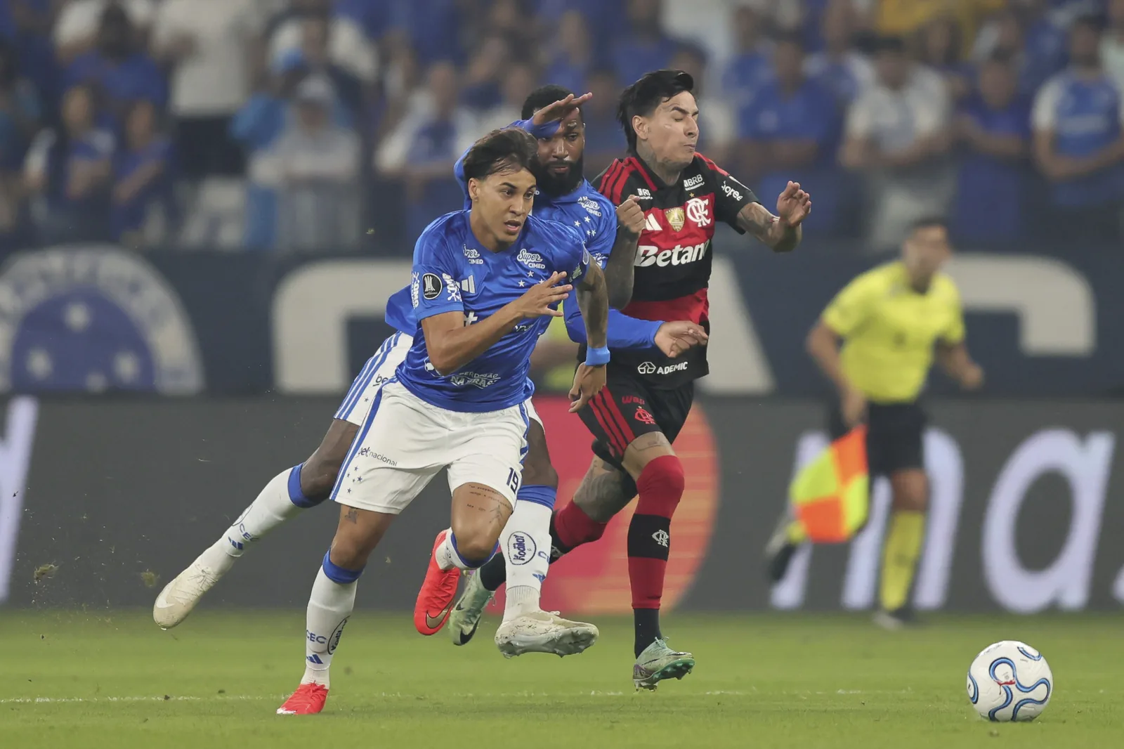Cruzeiro e Flamengo empatam no Mineirão pela Libertadores