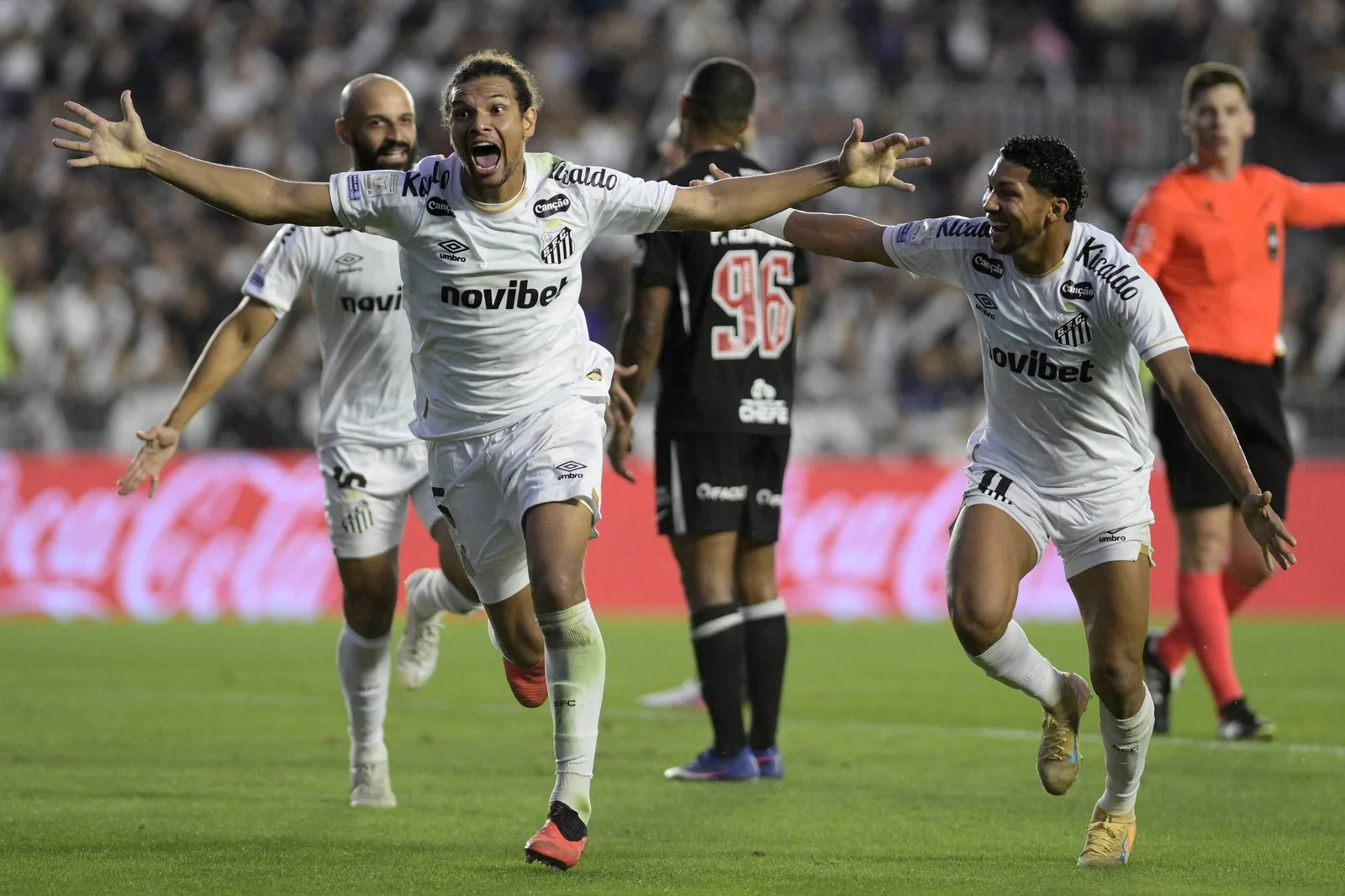 Vasco sofre derrota para o Santos com atuações abaixo do esperado de Léo Jardim e Paulo Henrique