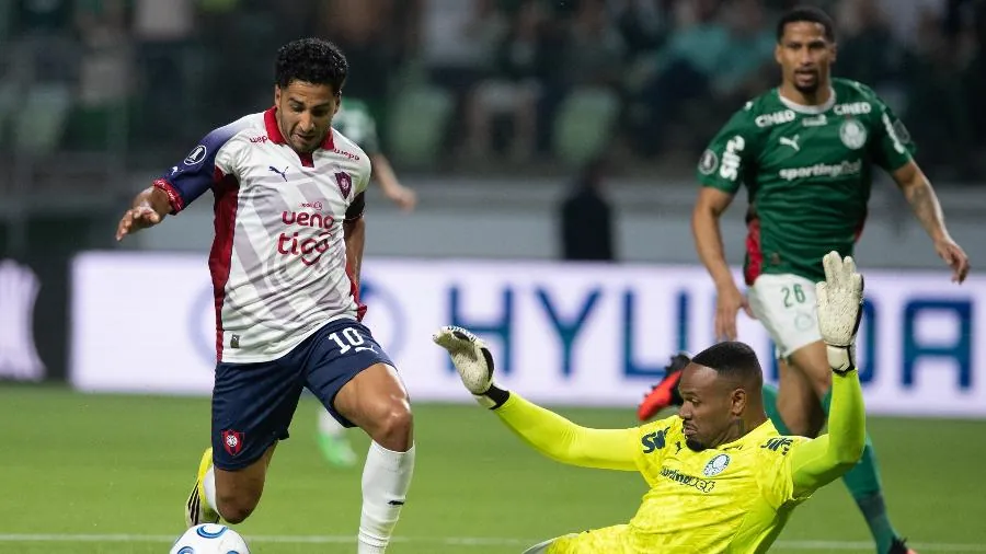 Cecilio Domínguez, do Cerro Porteño, caiu na área após choque com Carlos Miguel, goleiro do Palmeiras