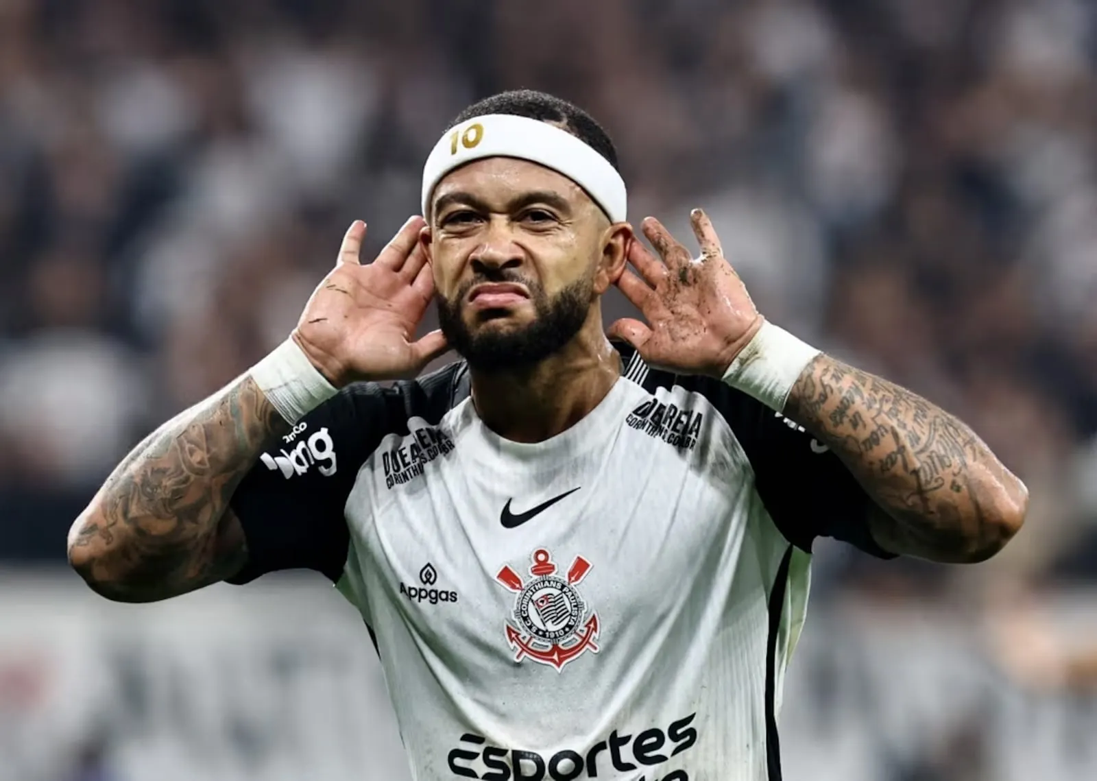 Memphis irritadíssimo. Ele veio para o Brasil. Fez exames médicos. Aceitou as imposições do Corinthians. E o presidente Osmar Stabile desistiu. Para tentar se reelegerThiago Bernardes