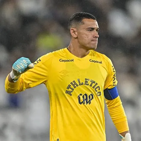 Santos, goleiro do Athletico, durante jogo contra o Botafogo pelo Brasileirão