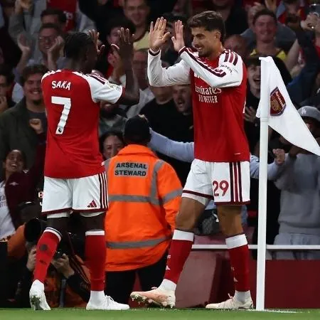 Kai Havertz comemora com Bukayo Saka o primeiro gol do Arsenal no Campeonato Inglês 2026/27
