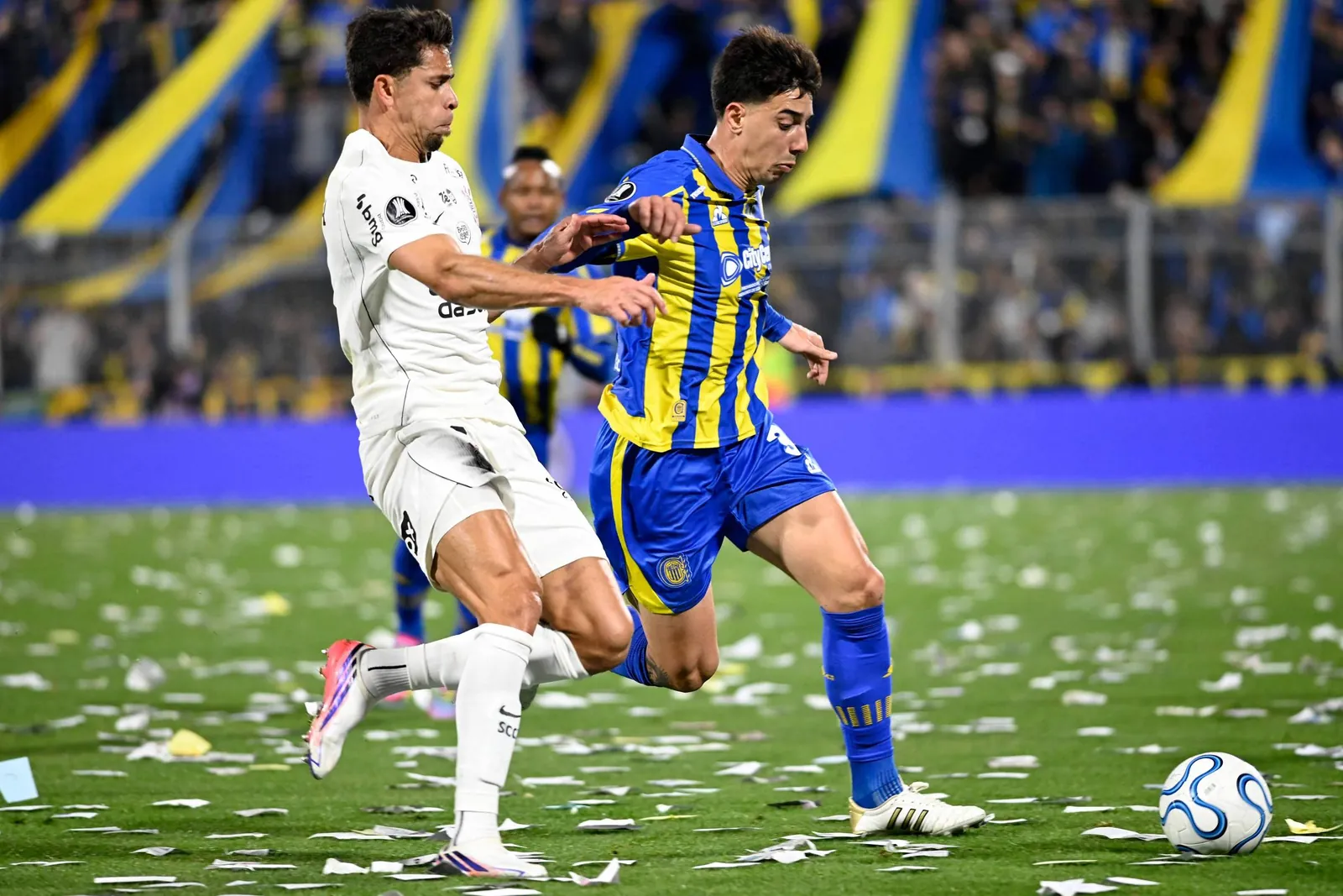 O zagueiro Gabriel Paulista, do Corinthians, persegue, o também lateral esquerdo AgustÃn Sández, do Rosario Central, no Gigante de Arroyito -Marcelo Manera/AFP