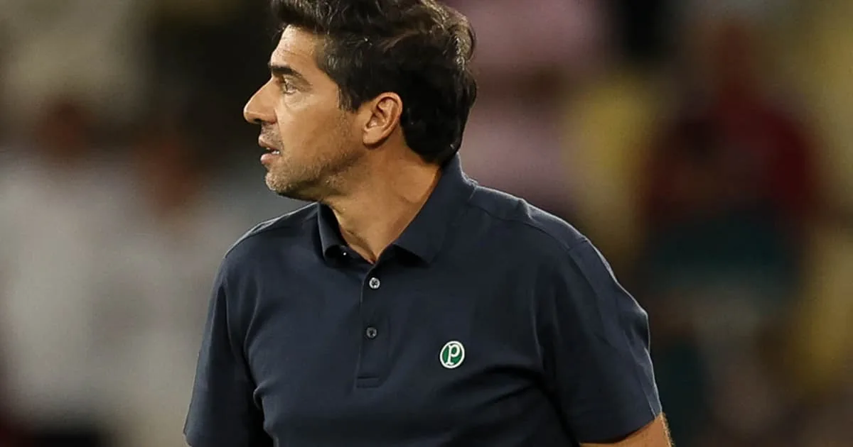 Abel Ferreira, técnico do Palmeiras, é suspenso por dois jogos após chutar microfone