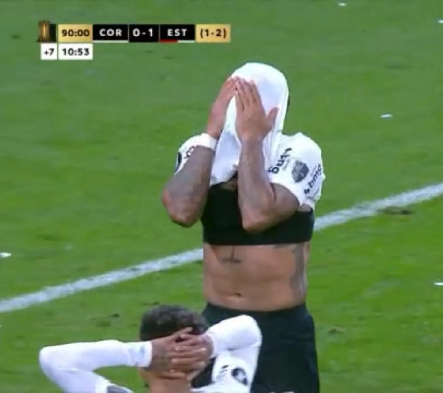 Memphis Depay se desculpa com companheiros após pênalti isolado na Libertadores